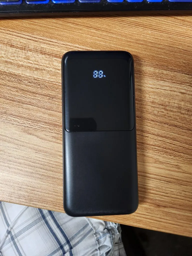 Close view of the power bank&rsquo;s LED percentage display